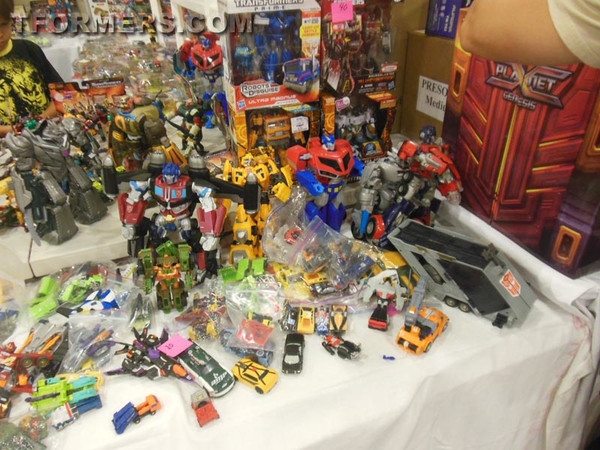 BotCon 2013   The Transformers Convention Dealer Room Image Gallery   OVER 500 Images  (342 of 582)
